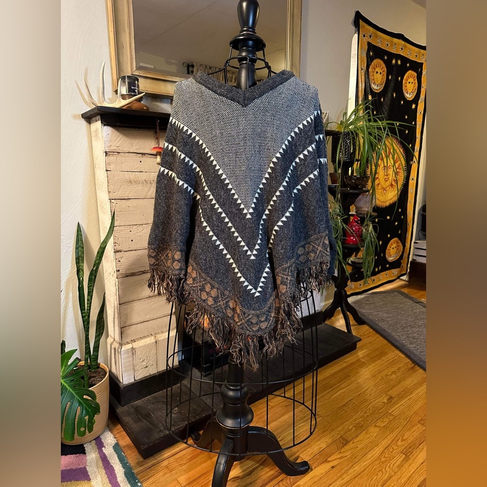 LOVEbyDESIGN M/L poncho w/ sleeves
